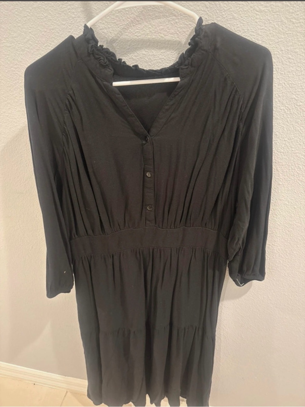 Women's Black Long-Sleeve Tiered V-Neck Dress